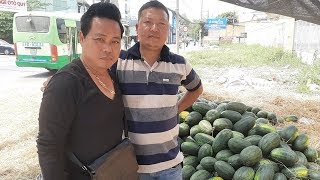 Anh Áo Đen xuống đường bán 'Dưa Hấu' giúp những người Nông Dân và cứu Nông Sản Việt Nam