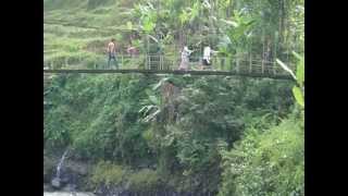 preview picture of video 'Rural Wonosobo : Jembatan Gantung Kali Serayu Jolontoro, 4 April 2006.'