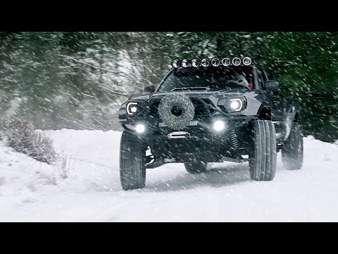 SANTA SLAYS THROUGH THE WOODS (4K)