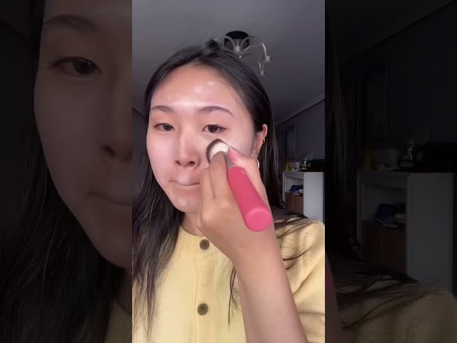 Vídeo relacionado con 3INA MAKEUP - The Every Single Day Foundation SPF 50 602 - Base de Maquillaje Claro neutro con SPF 50 & Niacinamida - Fórmula ligera - Modulable - Cobetura ligera a media - Vegan - Cruelty Free