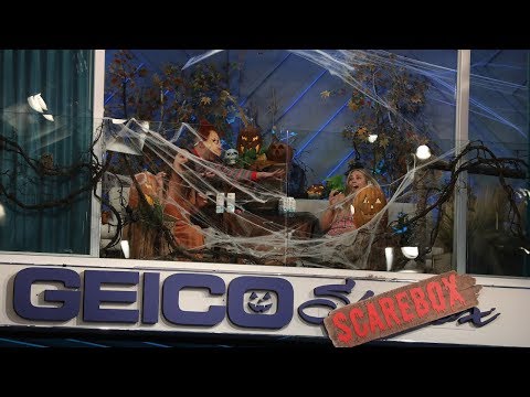 艾倫為萬聖節做好了準備，GEICO嚇人的盒子 (Ellen Gets Ready for Halloween with the GEICO Scarebox)