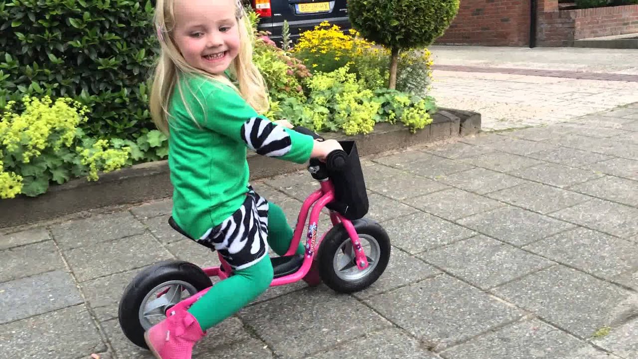 Meisje op haar Puky loopfiets LRM starter.