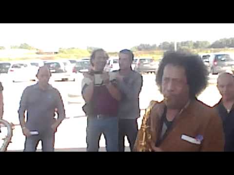 Daniele Sepe , James Senese, Enzo Gragnaniello , Tony Cercola e i Zezi con gli operai di pomigliano