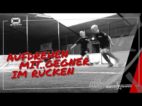 Aufdrehen mit Gegner im Rücken - SEM Fußballtraining