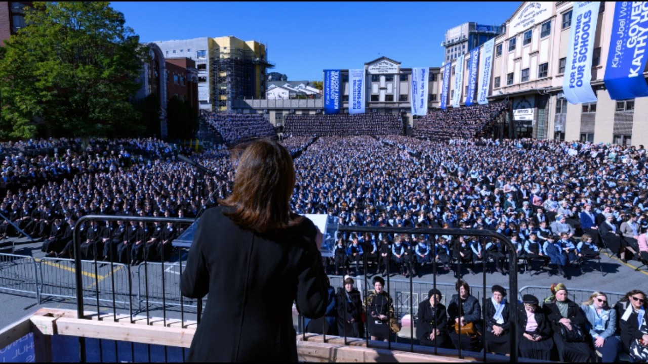 New York Governor Kathy Hochul Welcomed by 6,000 Satmar Girls in Kiryas Yoel