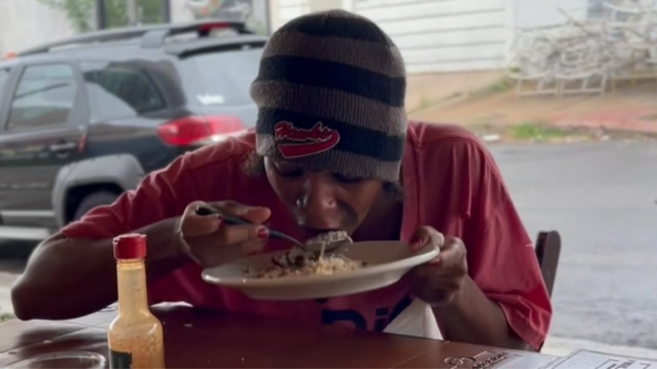 Milionária finge ser uma moradora de rua para testar a gentileza dos seus funcionários 😱