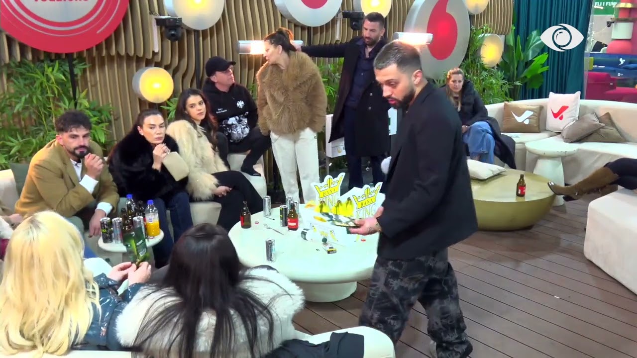 Rozana fsheh “valixhen e tundimeve” teksa Gjesti shpërndan biletat e fatit