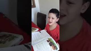 Pedro Ravi falando sobre o livro que leu com a família