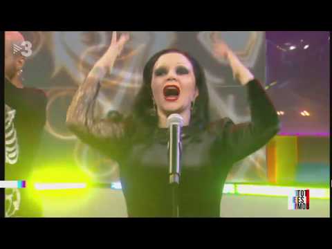 Alaska canta "¿De qué me culpas?"