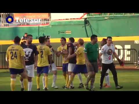 Luis 'Matador' Hernández propina puñetazo a David Oteo en juego de leyendas