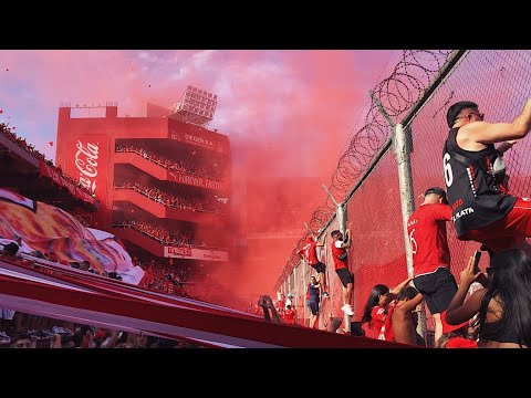 "“ESTA ES TU HINCHADA QUE TE QUIERE VER CAMPEÓN…” Independiente 0 - Racing 1 | El recibimiento" Barra: La Barra del Rojo • Club: Independiente