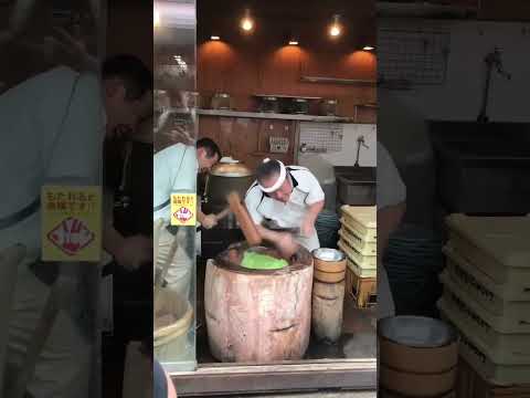 일본 나라현의 요모기 모찌!!! 달인들의 손놀림을 보시죠!! 요모기 모찌! 기모찌!!#요모기모찌 #기모찌 #모찌 #나라현 #일본 #똑사세요 #달인 #퍼포먼스 #쇼맨쉽 #요망한미식가