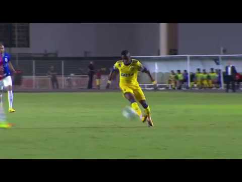 Após receber um belo passe o atacante Felipe Vizeu quase marca o gol contra o Paraná em ...
