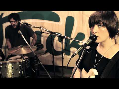Converse Rubber Tracks: Ready, Set - Cate Le Bon performs "Fold The Cloth"