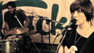 Converse Rubber Tracks: Ready, Set - Cate Le Bon performs "Fold The Cloth"