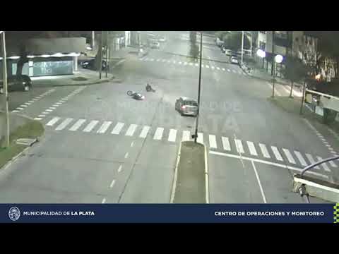 Sin heridos de gravedad, chocaron un auto y una moto en Diagonal 73