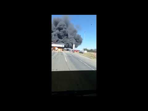 Acidente deixa três adultos e uma criança mortos, incendeia praça de pedágio na BR 050
