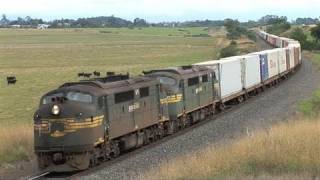 preview picture of video 'Railcar and container freight at Malmsbury.  Sun 13/03/11'