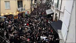 spritz-della-vigilia-a-napoli-piu-di-settemila-persone-ai-baretti-di-chiaia