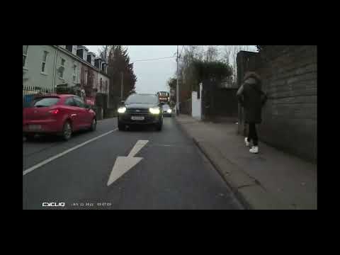 191c4949 MGIF tries to barge into my road space. slapped the car to stop him hitting me