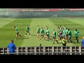 Ongeveer 1800 supporters begroeten Feyenoord op eerste openbare training met clublied