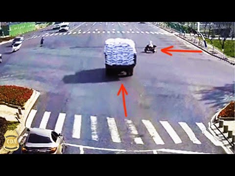 Dashcam footage: deadly accident on a mostly empty intersection