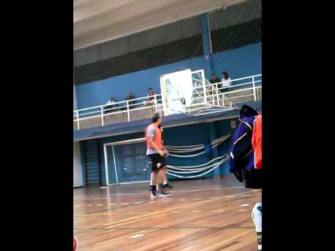 Rafinha Bastos jogando basquete
