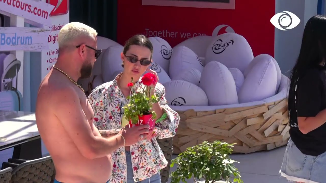 Luizi kujdeset për lulen e tij