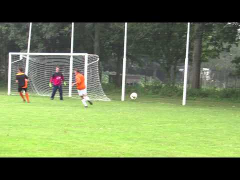 5. Casper schiet bal in korte hoek. Keeper redt.