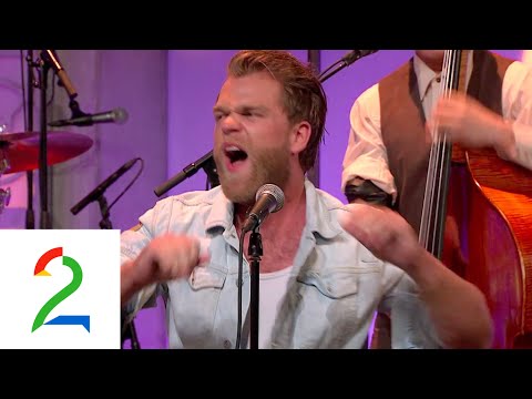 Bandet Staut elektriske støt mens de fremfører "Slepp me inn"