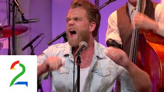 Bandet Staut elektriske støt mens de fremfører "Slepp me inn"