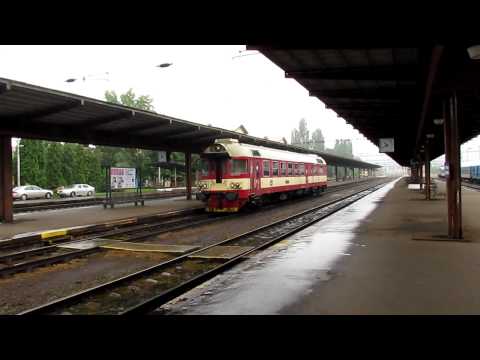 Ausfahrt 854 002 als Personenzug nach Mělník aus dem Bahnhof Praha-Vršovice