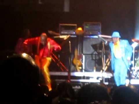 Charlie Wilson Praise Break, featuring Lawrence "Bassman" Washington! LOL