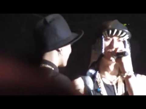 HD Kikwang getting his hair done by Doojoon