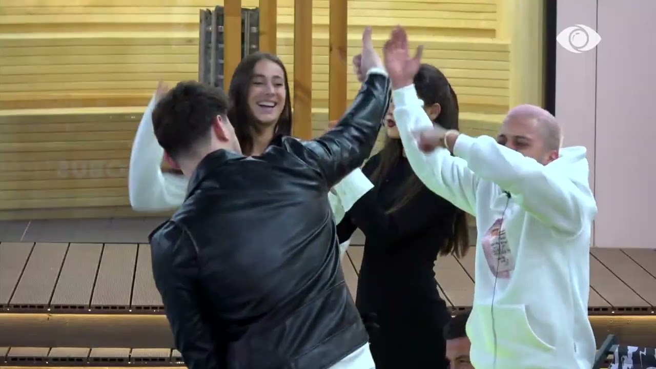 “Unë me ty nuk jam tani…”/ Banorët vijojnë të këndojnë së bashku