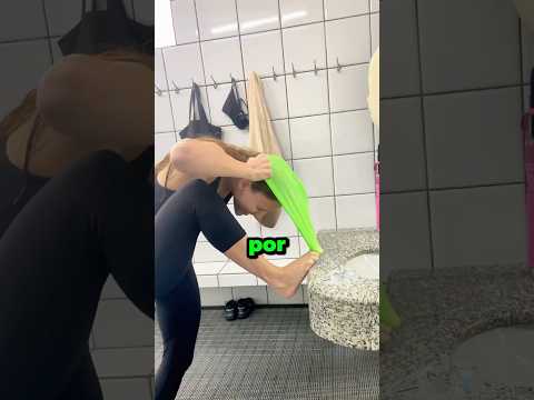 ¿Por Qué Es TAN DIFÍCIL Ponerse un Gorro de Natación? 😱🏊‍♂️ #comedy #funny #humor #laugh #jokes