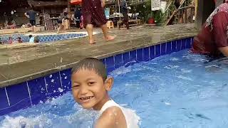 preview picture of video 'Rayyan main ke Garut berenang'