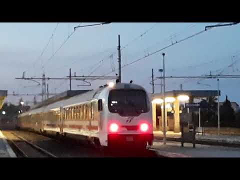 Pilota Z1 in coda all'ICN 1530 Siracusa -Roma Termini alla stazione di Acireale