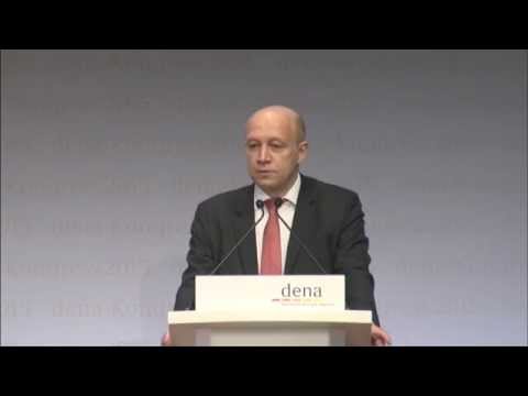 Andreas Kuhlmann eröffnet den dena-Kongress 2015