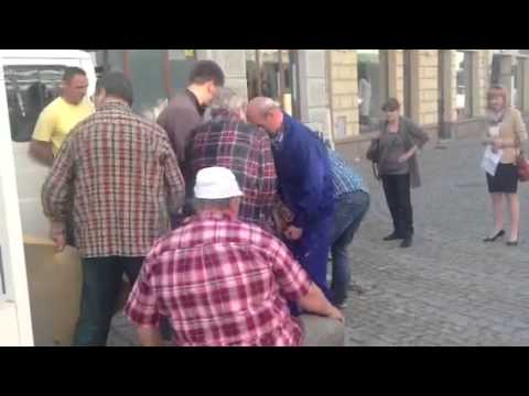 Montowanie pomnika Miry Zimińskiej-Sygietyńskiej w Płocku 1