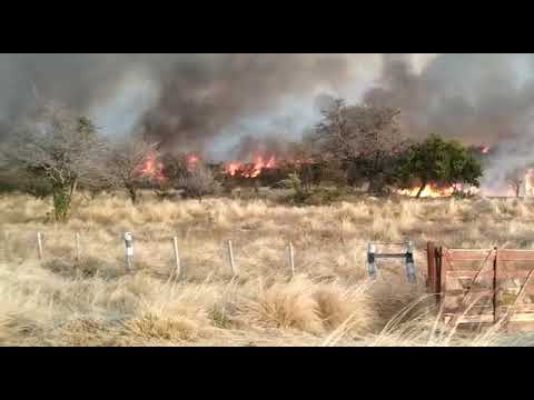 Dramático: el incendio de Villa Larca está fuera de control y hay casas afectadas