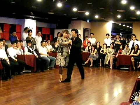  Noriko Tanada  and  Akiyoshi Tanada  are  dancing  to  the  tango  "  Arrabal  "  by  Osvaldo Pugliese  at  Seoul Tango Festival  in  2009