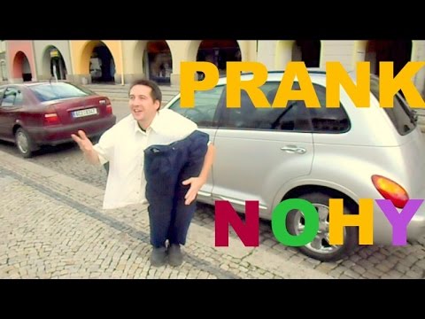 Peter Nagy sám s nohami na stole