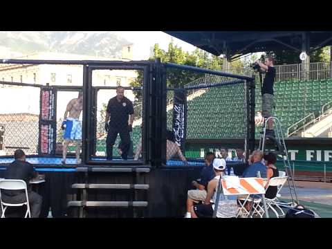 Rage in the cage fight Thomas T-Train Prestriedge