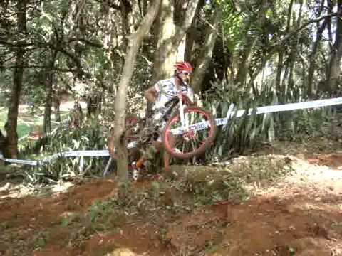 Copa Internacional MTB 2011 - Araxa - aroeira e rubinho - pega durante corrida 1