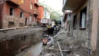 Monterosso nel fango esplode la strada per alluvione