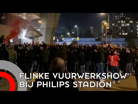 PSV-spelers met flinke vuurwerkshow onthaald bij stadion