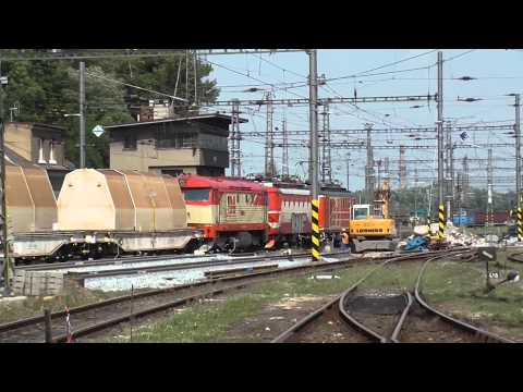 Loko 121.065-7 a 140.094-4 a 749.162-4 IDS Cargo na uceleném vlaku