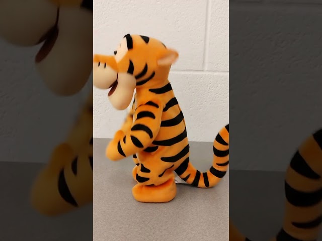 Vídeo relacionado con Disney Store Official, Winnie The Pooh, Tigger, Peluche Halloween con Disfraz terrorífico, Capa y Sombrero, 25 cm, para recién Nacidos, para Todas Las Edades