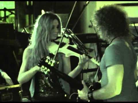 ALEX COLE e ANNA NASH  in Born To Be Wild